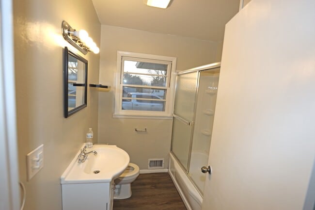 Building Photo - 1106 S Strong Blvd