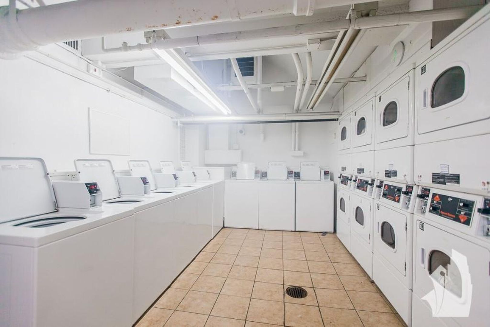 Building Photo - 5601 N Sheridan Rd