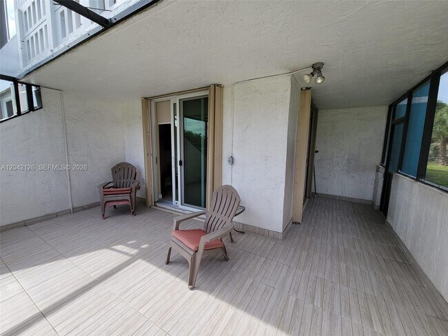 Building Photo - 919 Hillcrest Dr
