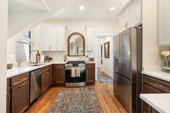 Building Photo - Charming 3 Bedroom Home Near Downtown Savannah with Flex Room & Fenced Yard
