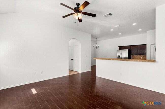Building Photo - 586 Creekside Cir