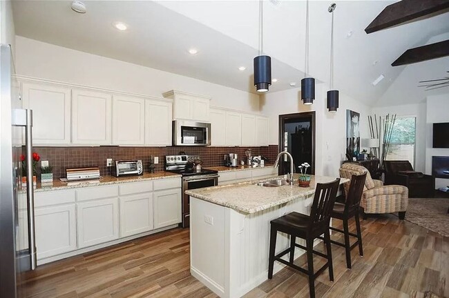 Building Photo - Stylish Bentonville Home (Community Amenities!)