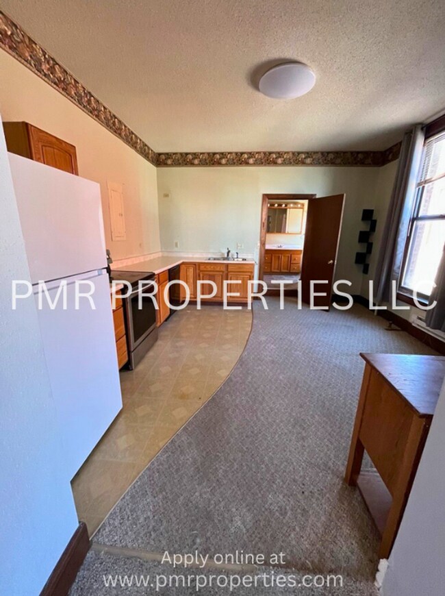 Building Photo - Red Oak Apartments