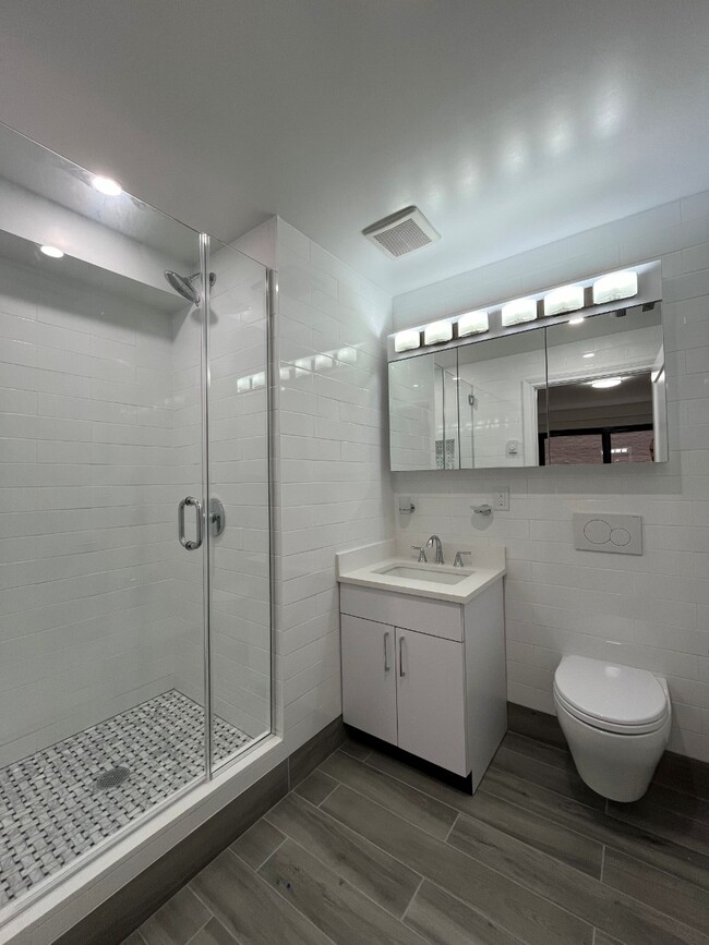 Building Photo - 157 E 57th St