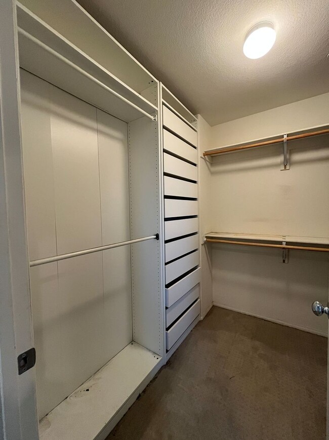 Building Photo - Gated Porter Ranch home w/all appliances +...