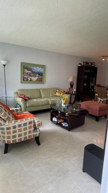 Building Photo - 100 Lakeview Dr