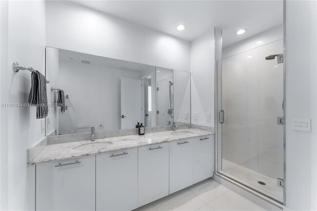 Building Photo - 950 Brickell Bay Dr