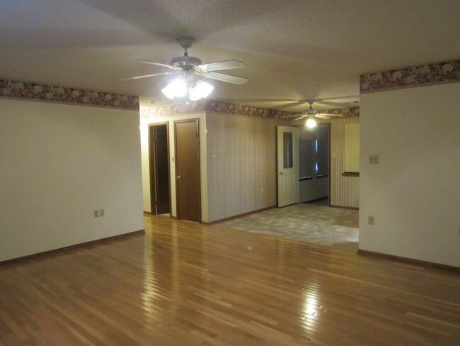 Building Photo - Questions call Peggy Goodman 501 676 1758