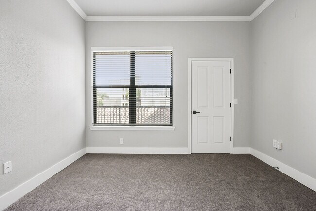 Building Photo - No Deposit! Modern 1/1 in Downtown!