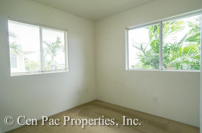 Building Photo - 2 Bed/2 Bath/ 2 Parking Stalls - Close to ...