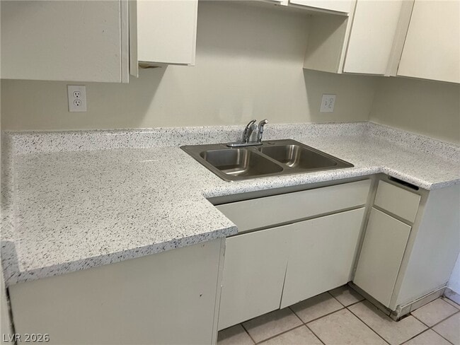 Building Photo - 615 S Royal Crest Cir