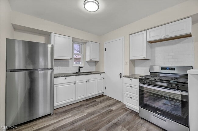 Building Photo - 766 E 232nd St