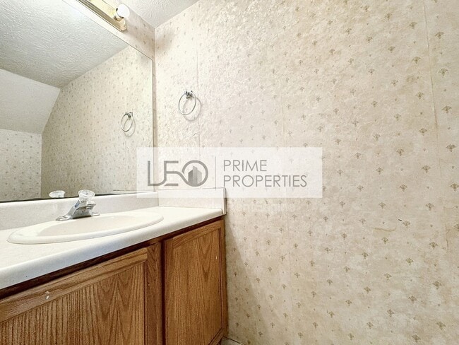 Building Photo - 5916 Dogwood Manor