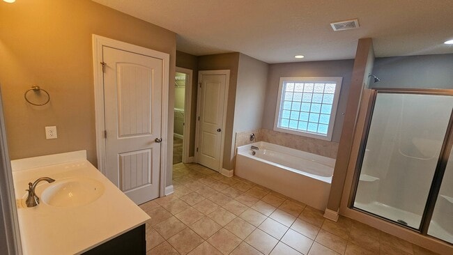 Building Photo - 4 BR 3.5 BA in Swansboro!