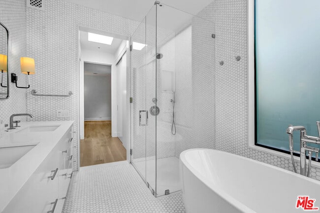 Building Photo - 8815 Rosewood Ave