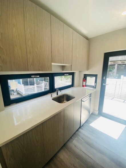 Building Photo - 2 W 3rd Street Pl