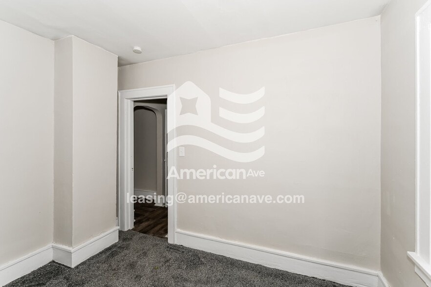 Building Photo - 2114 W Callender Ave