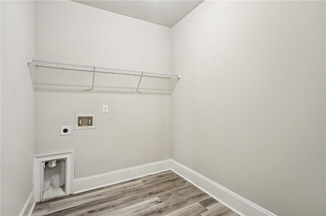 Building Photo - 5180 Mirror Lake Dr