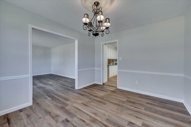 Building Photo - 3 Bed/2Bath home with garage, sunroom, and shed in Martinez