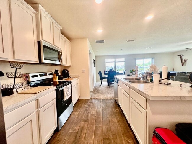 Building Photo - Available 11/1/24 Three bedroom two bath h...