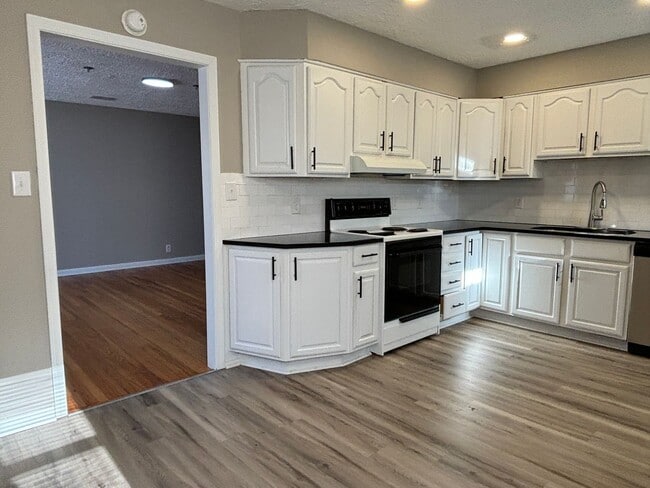 Building Photo - Charming 3 Bed 1 Bath with 1 Car Garage!