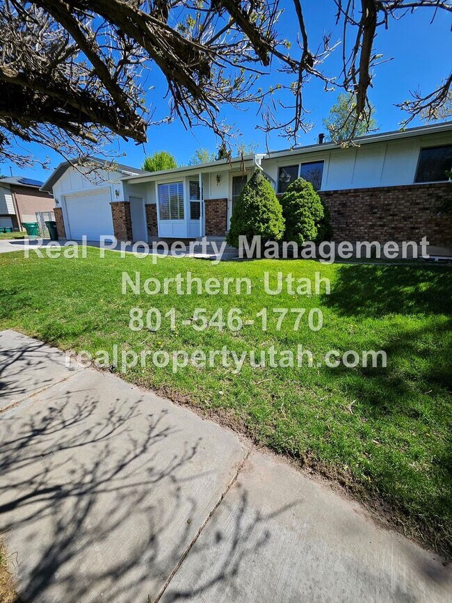 Building Photo - Lovely 5 Bedroom Home in Layton Available Now!