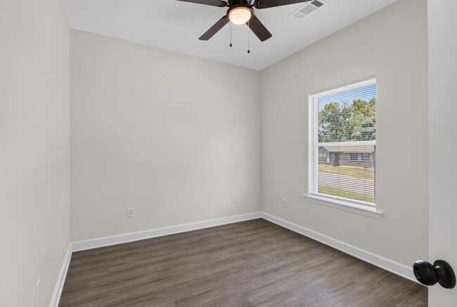 Building Photo - Inviting Home with Bright Interiors & Ceiling Fans Throughout - Comfortable Rental with Everyday ...