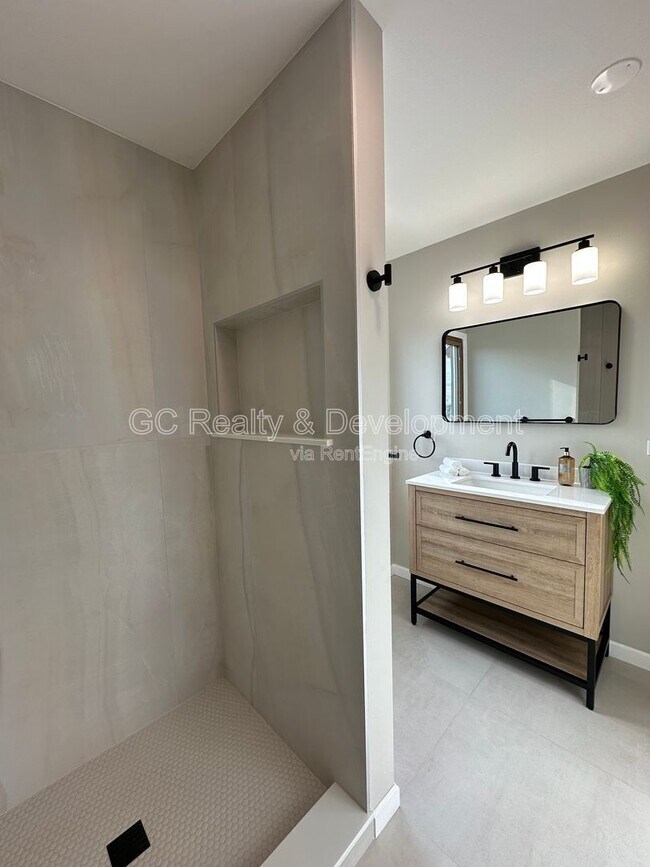 Building Photo - 3303 Division St