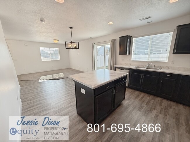 Building Photo - 1822 W Parkview Dr