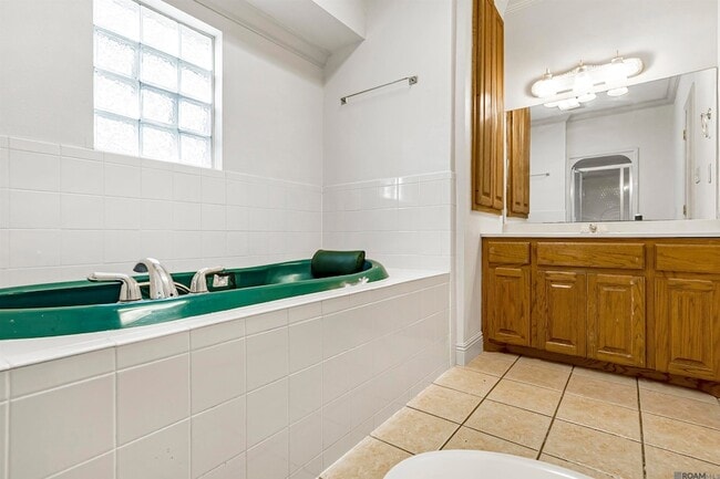 Building Photo - 550 S River Rd