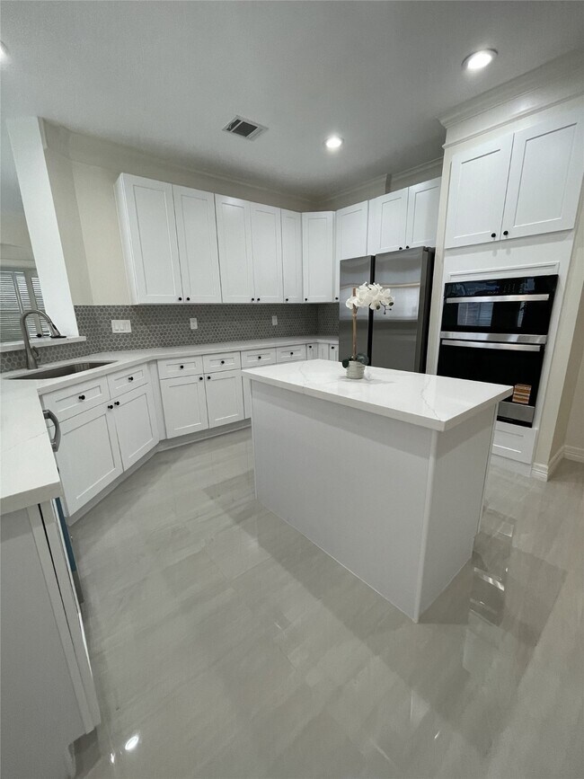 Building Photo - 5622 Lake Pl Dr