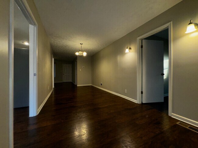Building Photo - 170 Royal Ct