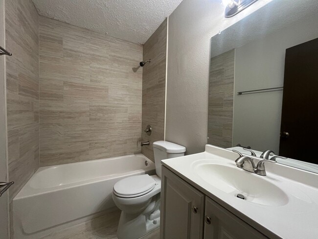 Building Photo - 2 bed/2 bath in Lakeland!