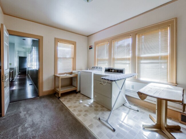 Building Photo - Welcome to this beautiful 2 bedroom, 2 bat...