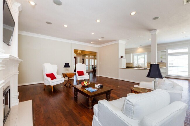 Building Photo - 4915 Keneshaw St