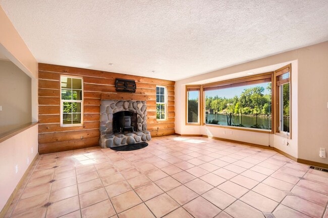 Building Photo - 14239 SE Fairoaks Ln