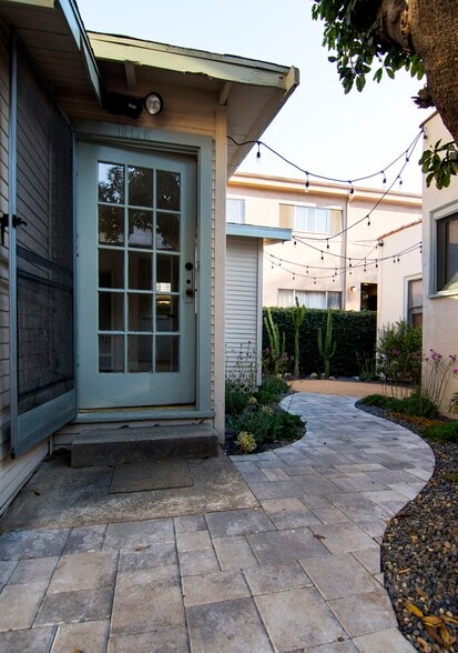 Building Photo - 950 North Hayworth Avenue