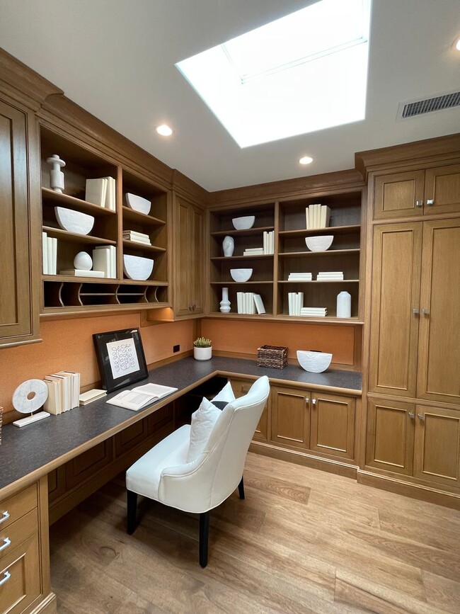 Building Photo - Luxury townhouse, close to town, easy comm...