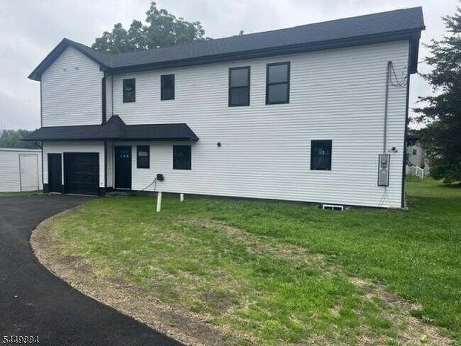 Building Photo - 212 Willow Grove St