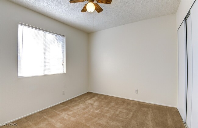 Building Photo - 4958 Larkspur St