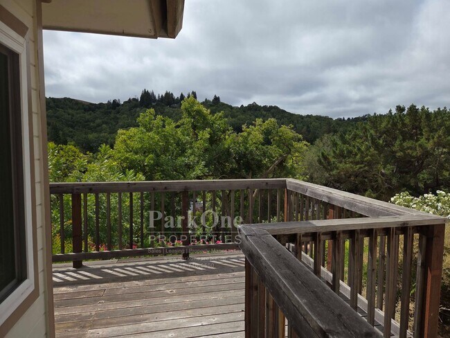 Building Photo - Incredible Home in the Hills