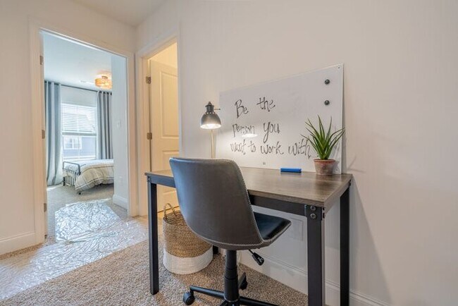 Building Photo - Great floor plan, Washer and Dryer Include...