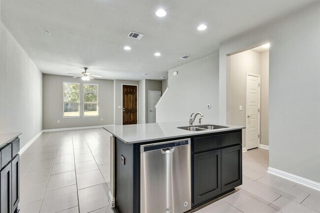 Building Photo - 13800 Lyndhurst St