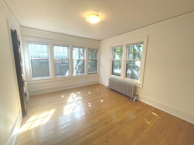 Building Photo - 2541 N Lake Dr