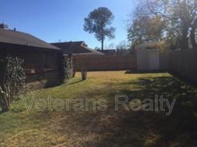 Building Photo - 2135 Baywood Dr