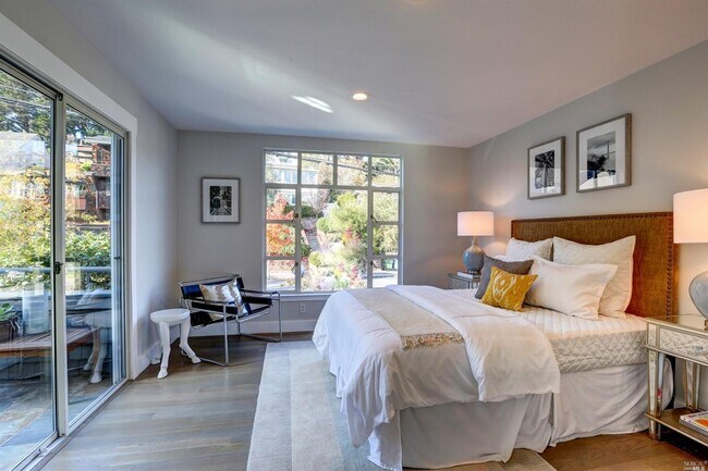 Building Photo - Upscale 2bd+Office/2ba Downtown Mill Valley Condo-FOUNDATION