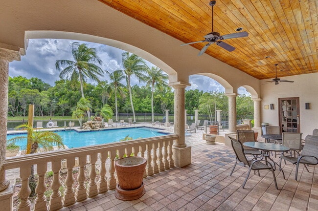 Building Photo - 1000 Crestwood Ct S