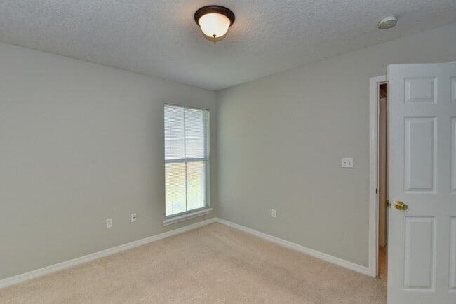 Building Photo - 15065 Warren Dr