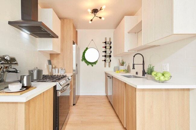 Building Photo - 204 Manhattan Pl