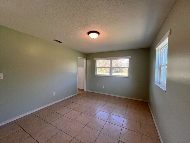 Building Photo - 113 Voss Ct
